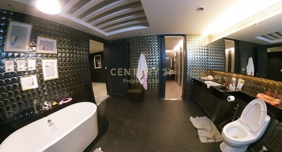For sale 6 bedrooms townhouse in Huai Khwang, Bangkok