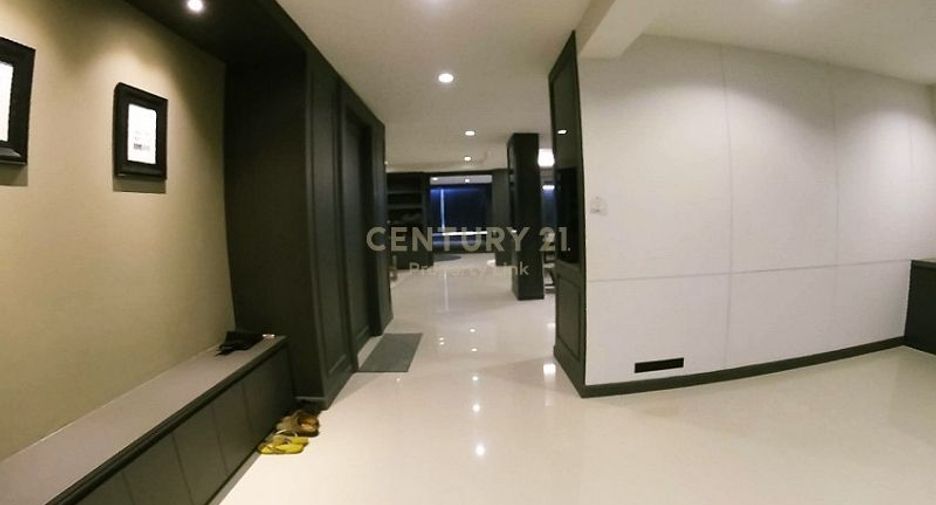 For sale 6 bedrooms townhouse in Huai Khwang, Bangkok