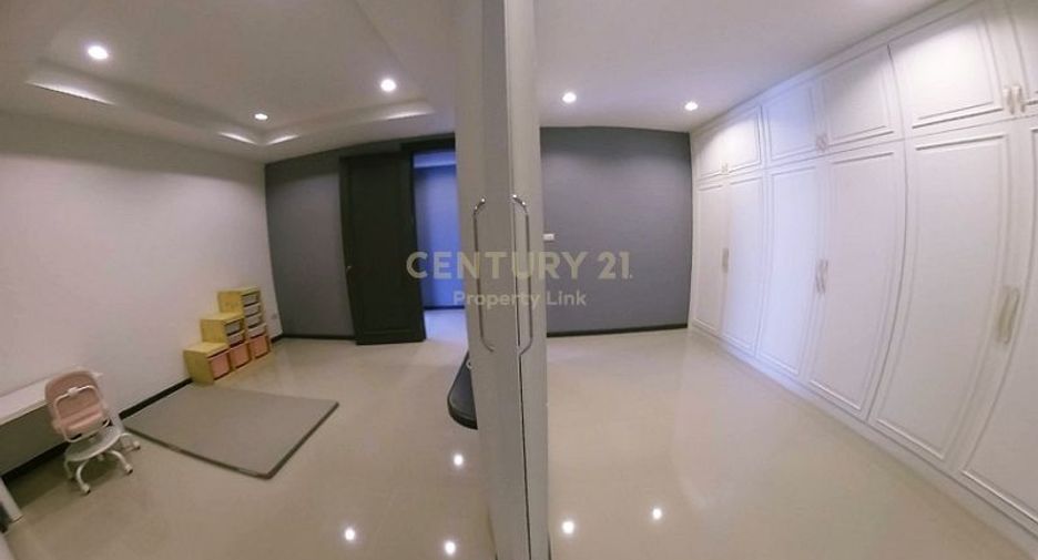 For sale 6 bedrooms townhouse in Huai Khwang, Bangkok