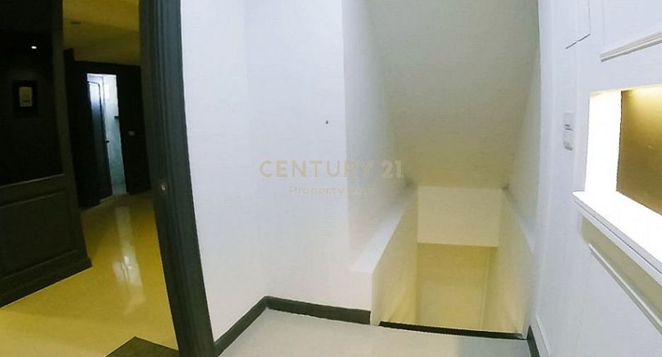 For sale 6 bedrooms townhouse in Huai Khwang, Bangkok