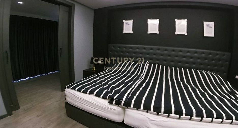 For sale 6 bedrooms townhouse in Huai Khwang, Bangkok