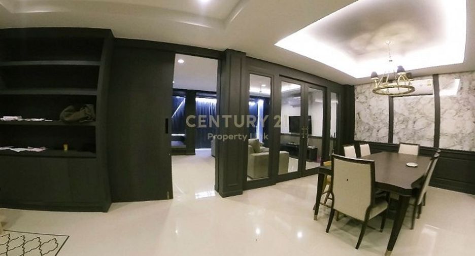 For sale 6 bedrooms townhouse in Huai Khwang, Bangkok