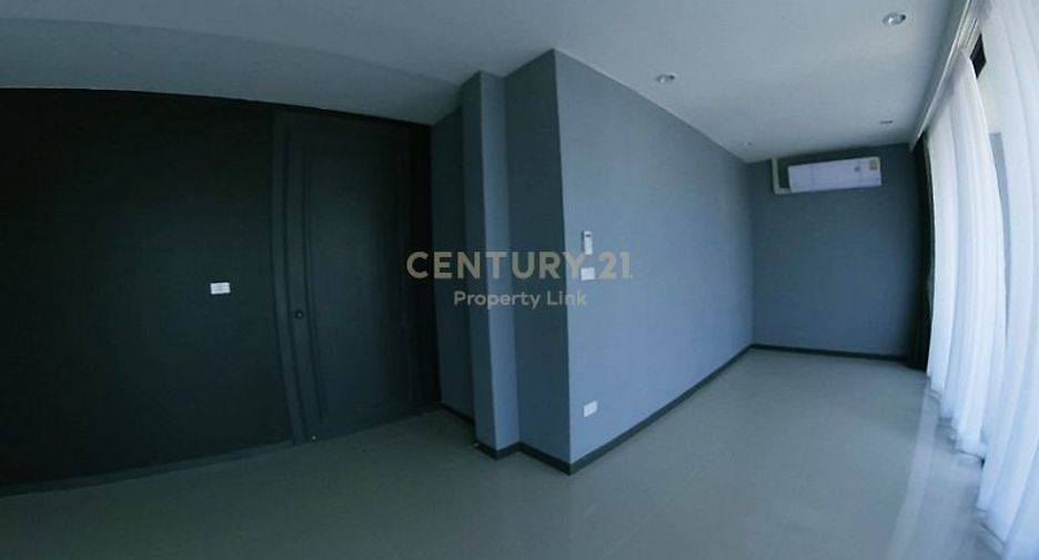 For sale 6 bedrooms townhouse in Huai Khwang, Bangkok