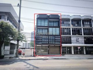 For sale 6 bedrooms townhouse in Huai Khwang, Bangkok