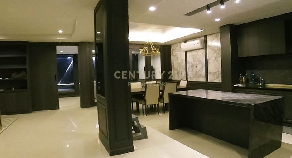 For sale 6 bedrooms townhouse in Huai Khwang, Bangkok