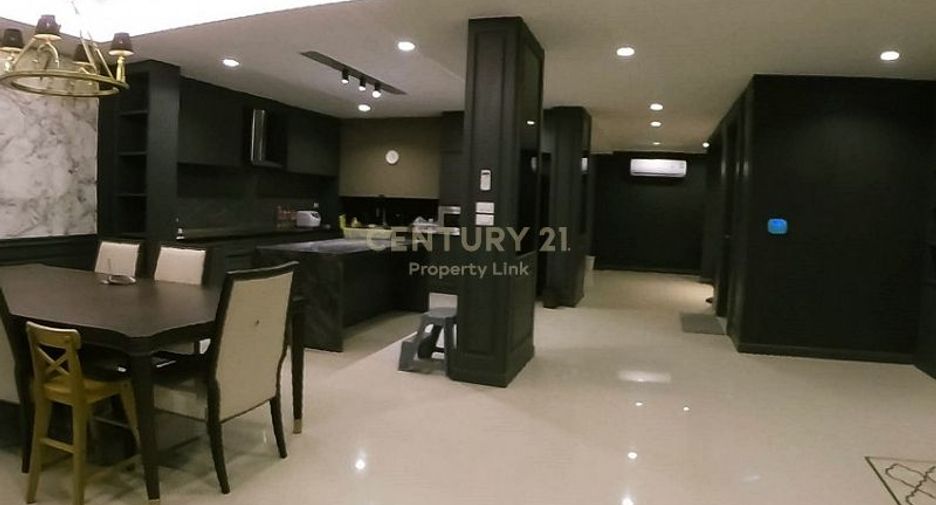 For sale 6 bedrooms townhouse in Huai Khwang, Bangkok