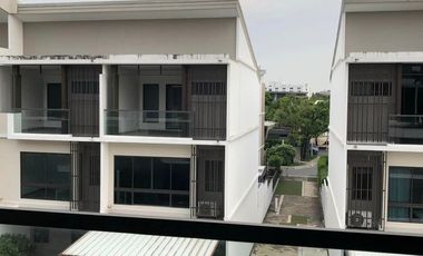 Casa adosada en alquiler de 3 habitaciones en Lat Phrao, Bangkok