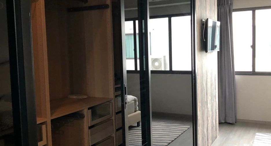 Casa adosada en alquiler de 3 habitaciones en Lat Phrao, Bangkok