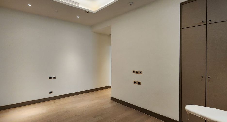 For rent そして for sale 3 ベッドルーム condo in Khlong San, Bangkok