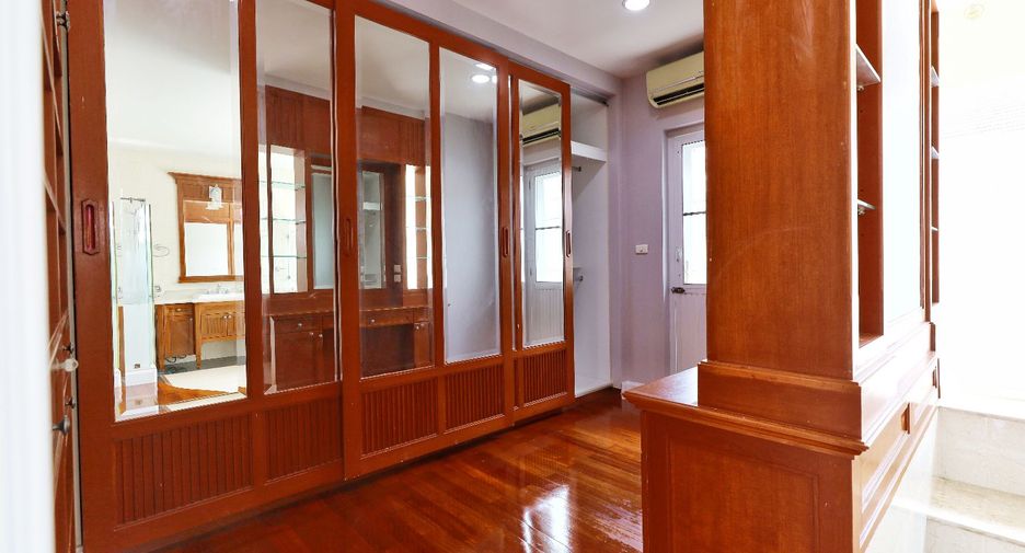 For sale 4 bedrooms house in Phasi Charoen, Bangkok