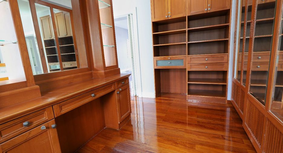 For sale 4 bedrooms house in Phasi Charoen, Bangkok
