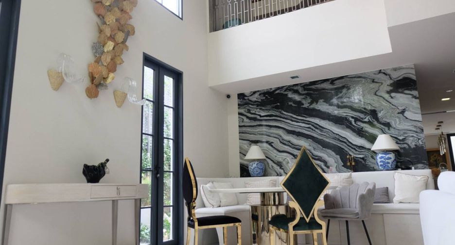 Haus zur Miete mit 4 Zimmer in Watthana, Bangkok