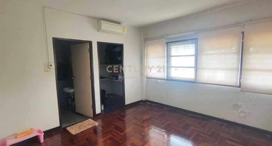 For rent and for sale 4 bedrooms townhouse in Chatuchak, Bangkok