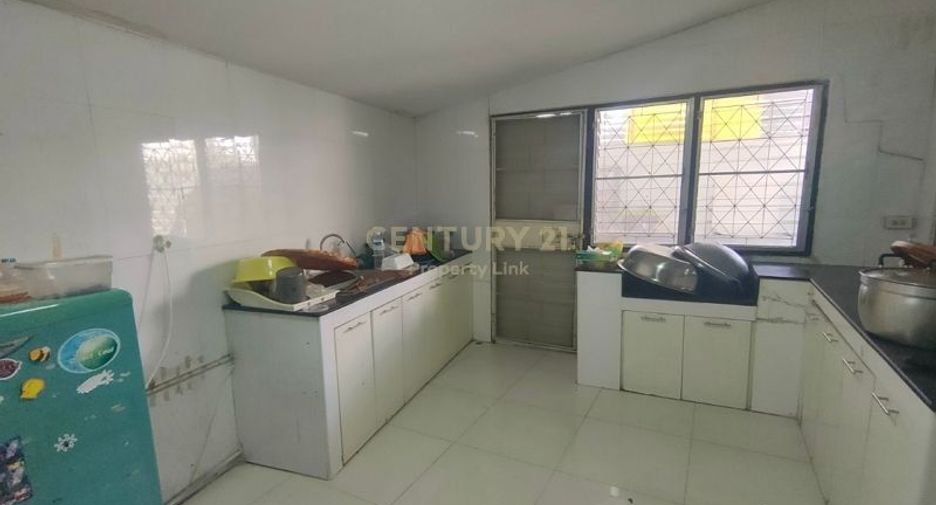 For rent and for sale 4 bedrooms townhouse in Chatuchak, Bangkok