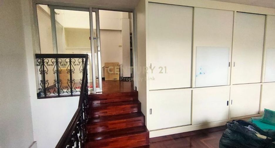 For rent and for sale 4 bedrooms townhouse in Chatuchak, Bangkok