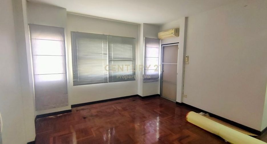 For rent and for sale 4 bedrooms townhouse in Chatuchak, Bangkok