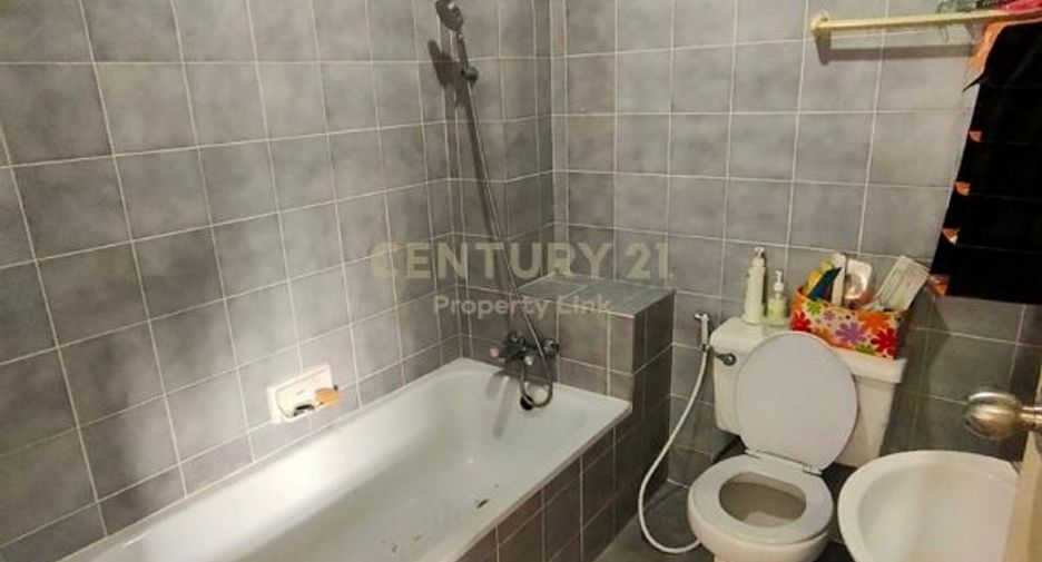 For rent and for sale 4 bedrooms townhouse in Chatuchak, Bangkok
