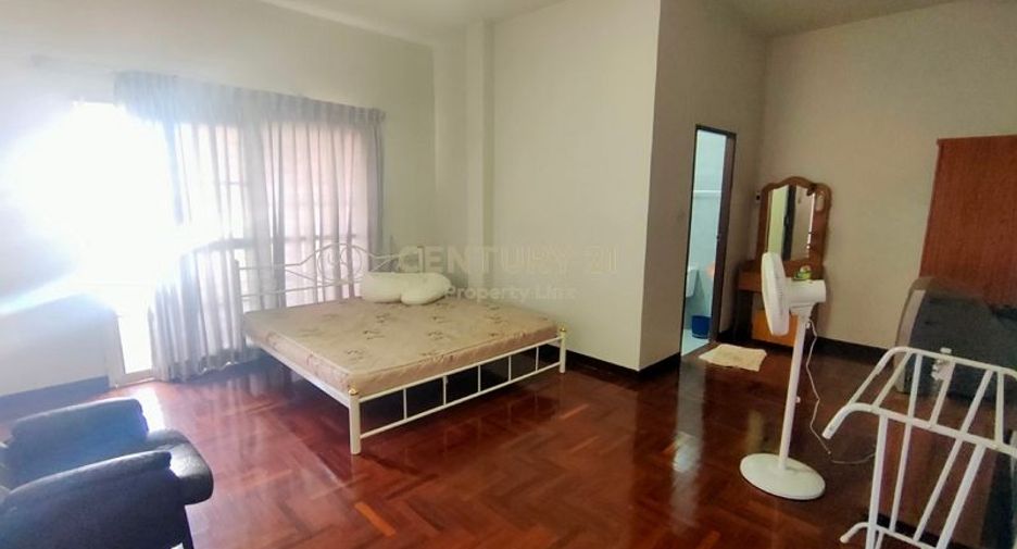 For rent and for sale 4 bedrooms townhouse in Chatuchak, Bangkok