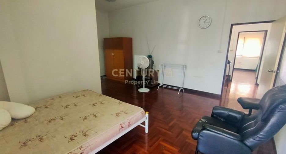 For rent and for sale 4 bedrooms townhouse in Chatuchak, Bangkok