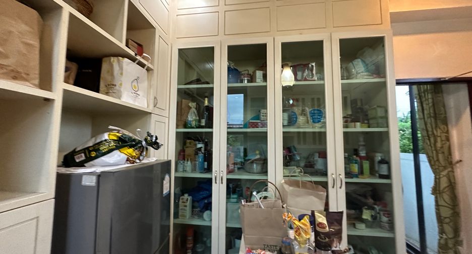 For sale 6 bedrooms house in Lat Krabang, Bangkok