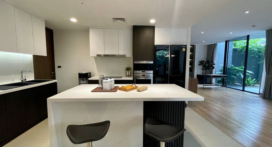 For rent 3 ベッドルーム apartment in Khlong Toei, Bangkok