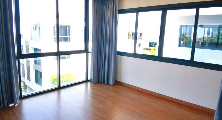 For rent 4 bedrooms house in Yan Nawa, Bangkok