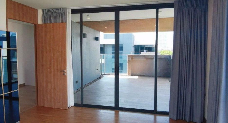 For rent 4 bedrooms house in Yan Nawa, Bangkok