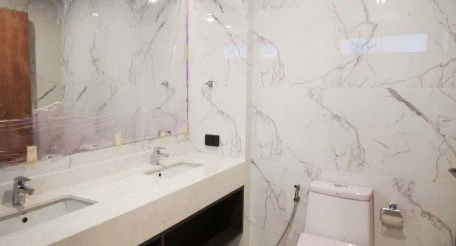 For rent 4 bedrooms house in Yan Nawa, Bangkok