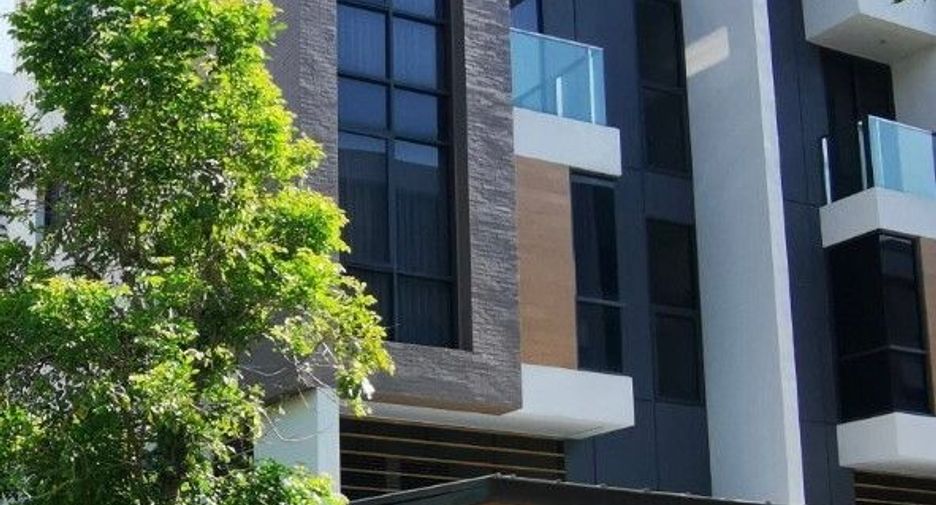 For rent 4 bedrooms house in Yan Nawa, Bangkok