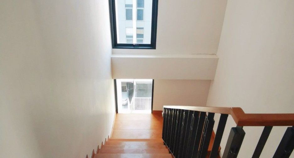 For rent 4 bedrooms house in Yan Nawa, Bangkok