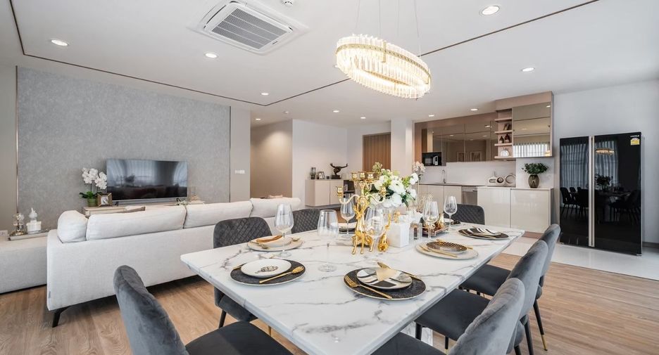 À louer 3 chambres appartement avec services à Sathon, Bangkok