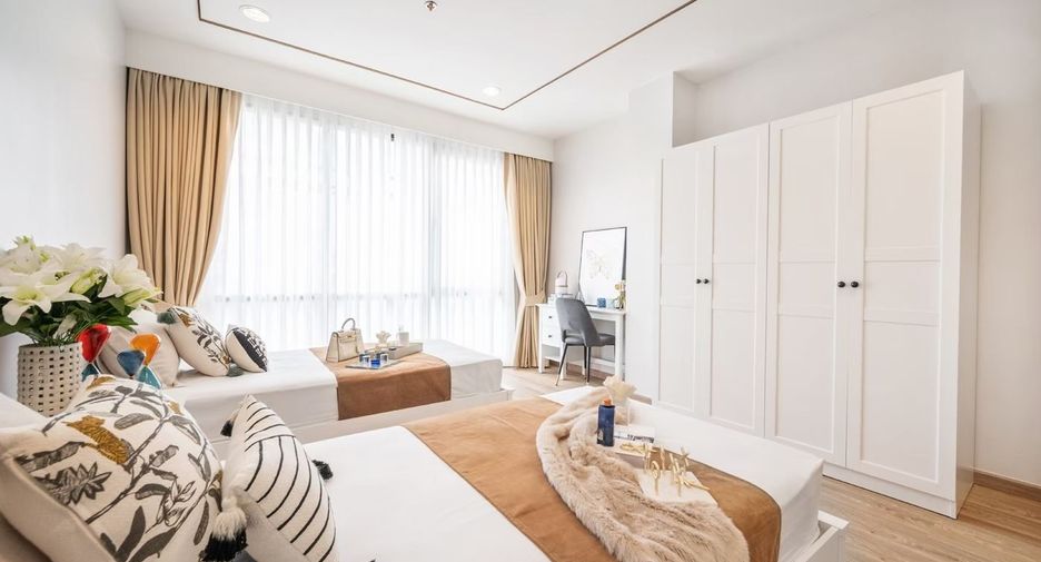 À louer 3 chambres appartement avec services à Sathon, Bangkok