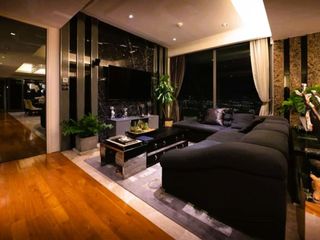 For sale 3 bed condo in Yan Nawa, Bangkok