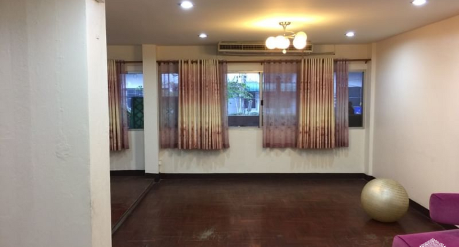 For rent 4 Beds retail Space in Mueang Chiang Mai, Chiang Mai