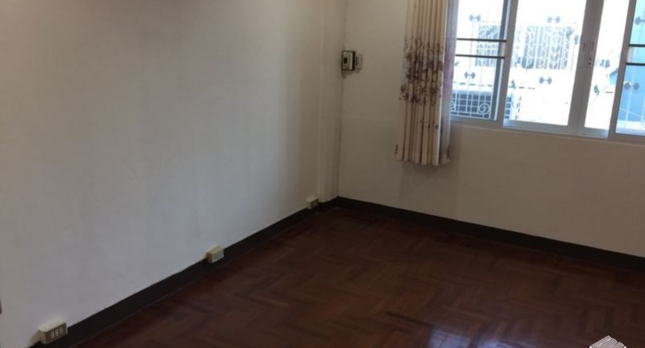 For rent 4 bed retail Space in Mueang Chiang Mai, Chiang Mai