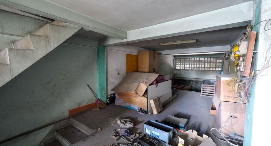 For sale 1 bed retail Space in Wang Thonglang, Bangkok