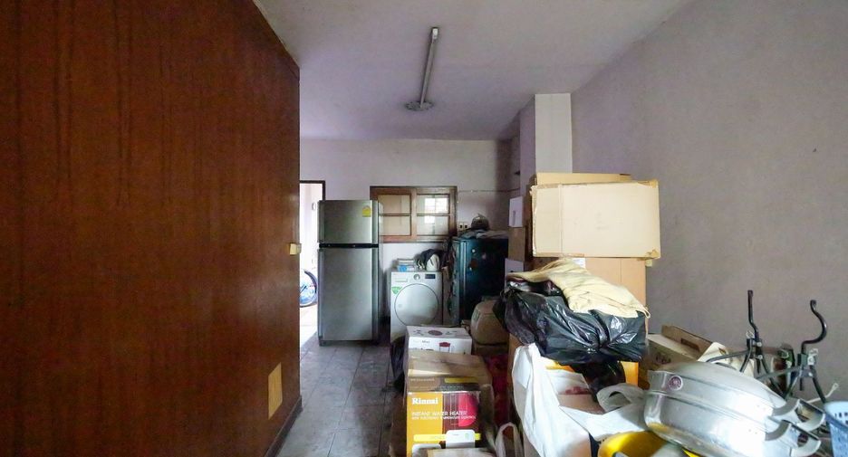 For sale 1 bed retail Space in Wang Thonglang, Bangkok