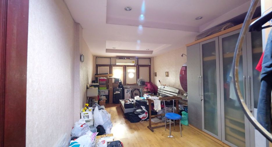 For sale 1 bed retail Space in Wang Thonglang, Bangkok