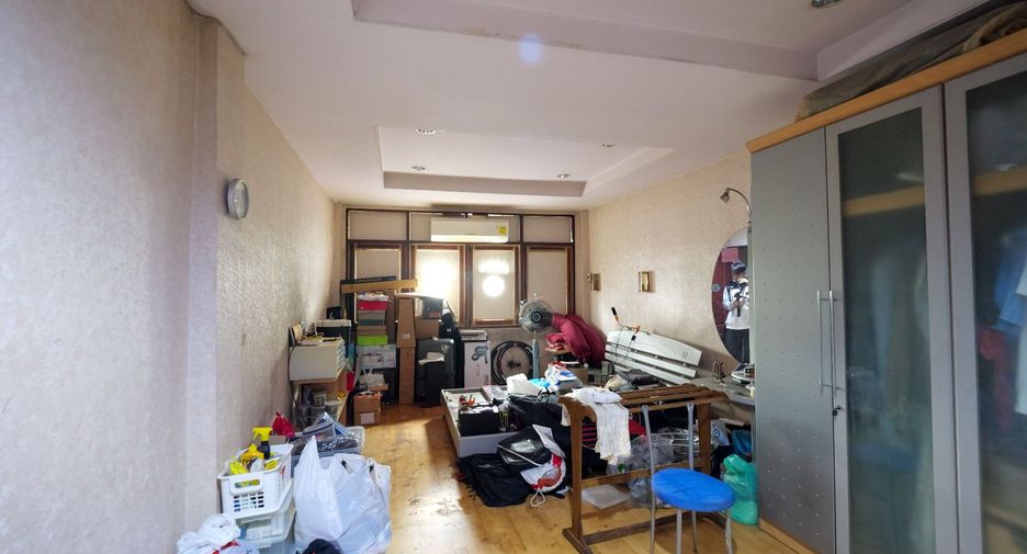 For sale 1 bed retail Space in Wang Thonglang, Bangkok
