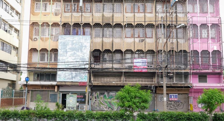 For sale 1 bed retail Space in Wang Thonglang, Bangkok