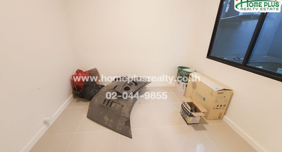 For sale 4 bedrooms townhouse in Mueang Pathum Thani, Pathum Thani