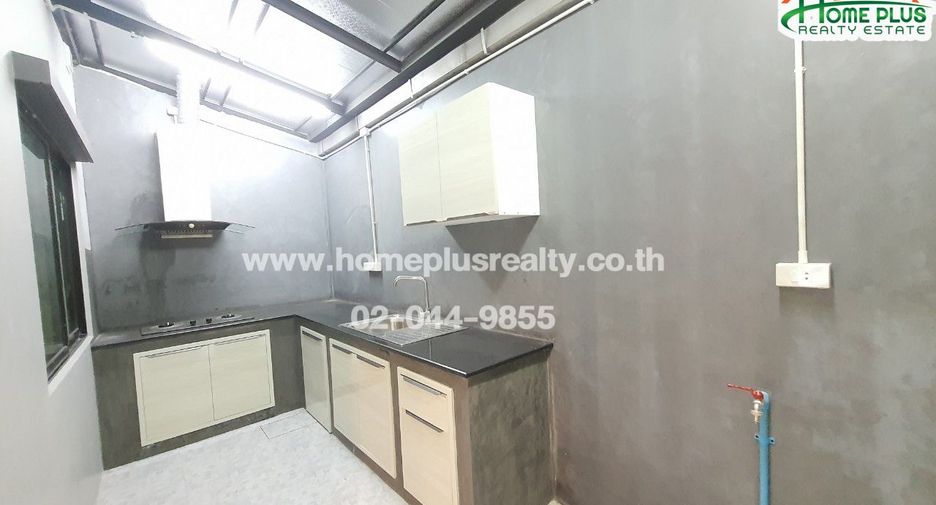 For sale 4 bedrooms townhouse in Mueang Pathum Thani, Pathum Thani