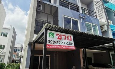 Casa adosada en venta de 4 habitaciones en Khan Na Yao, Bangkok