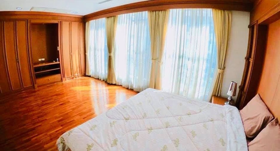 Casa adosada en alquiler de 4 habitaciones en Watthana, Bangkok