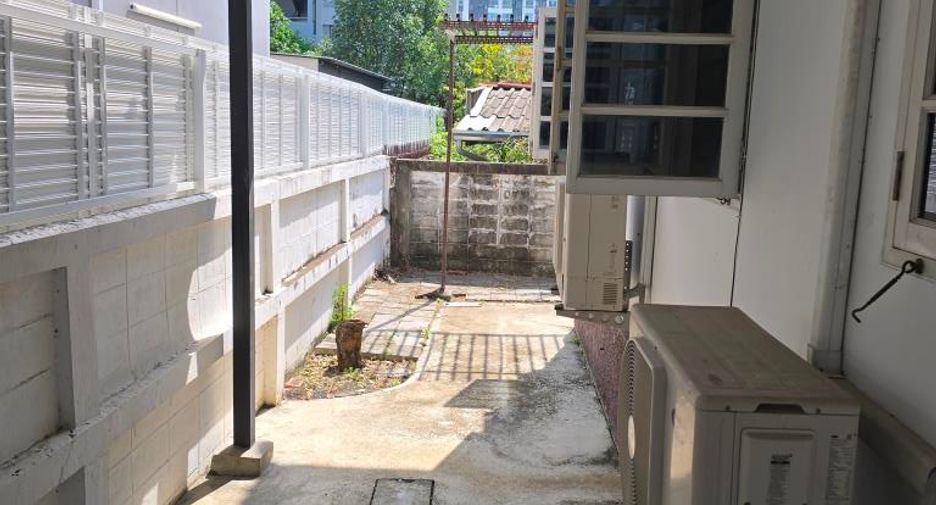 À louer 4 chambres maison à Phra Khanong, Bangkok