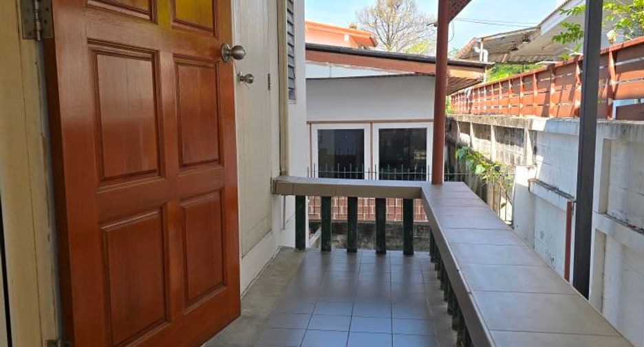À louer 4 chambres maison à Phra Khanong, Bangkok