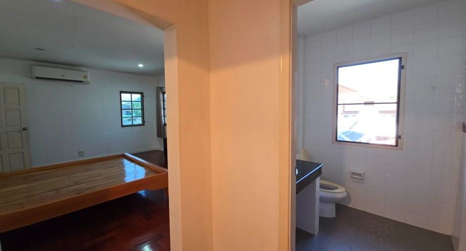 À louer 4 chambres maison à Phra Khanong, Bangkok