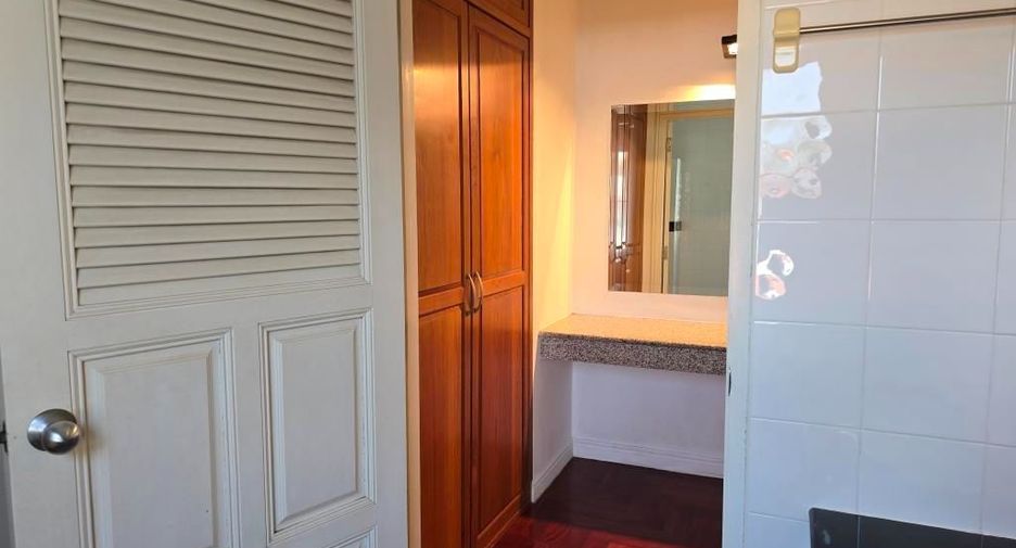 À louer 4 chambres maison à Phra Khanong, Bangkok