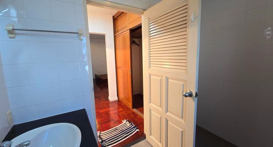 À louer 4 chambres maison à Phra Khanong, Bangkok
