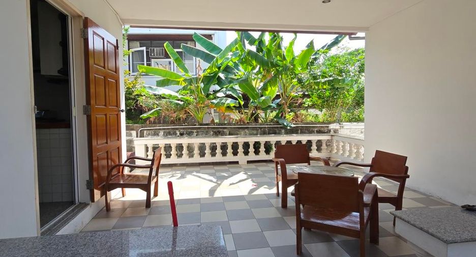 À louer 4 chambres maison à Phra Khanong, Bangkok